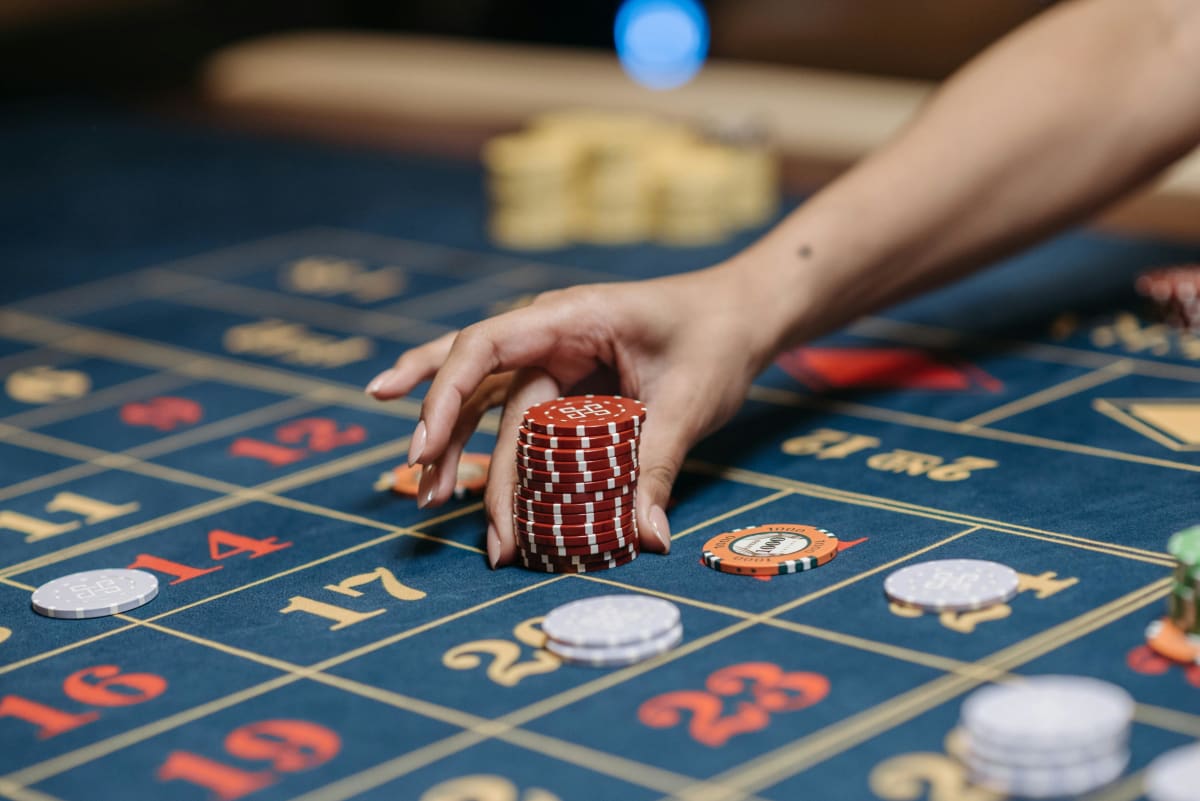 ドル記号の付いた金色の鍵を持つ男性が金庫の前に立つ。入金不要ボーナスの攻略法を使い、賞金獲得を目指す様子。