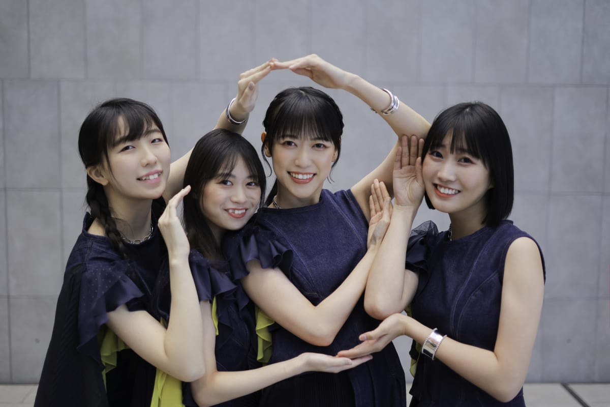 ステージで熱唱するRYUTistのライブパフォーマンス。青と紫の照明の中、白い衣装の3人が一体感のある動きで音楽ファンを魅了する。