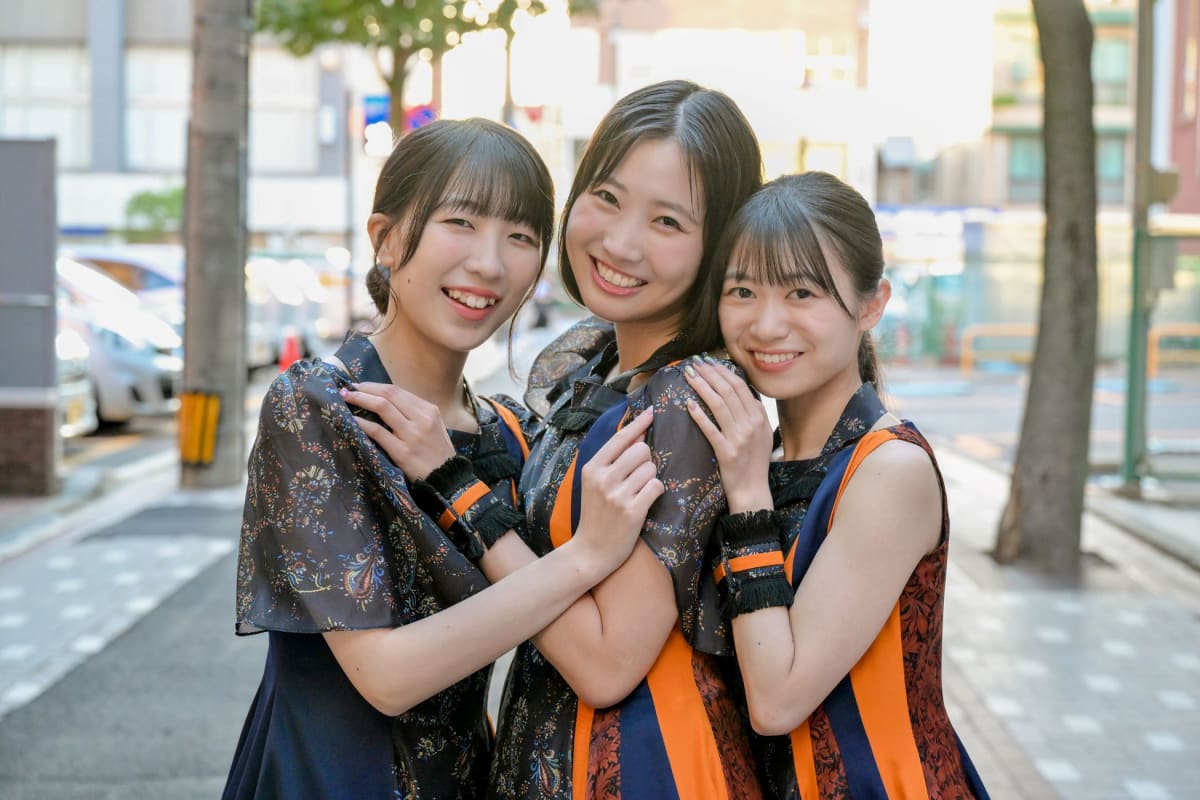 RYUTistのメンバー4人が白と青の爽やかな衣装で、花束を手に穏やかに微笑む。最新アルバム制作の裏側を伝える一枚。